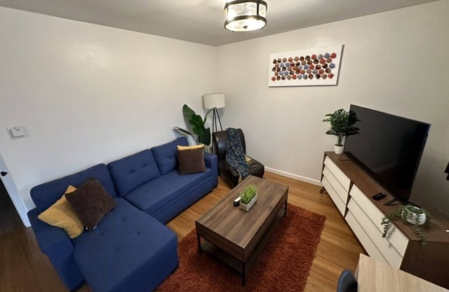 Cozy upstairs apartment, private 1 bed/1 bath, steps to everything Columbus