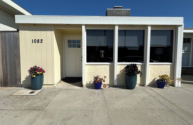 Cozy Ventura Beach Cottage. 1 Bedroom, sleeps 4, Wifi, Jacuzzi, steps from sand.