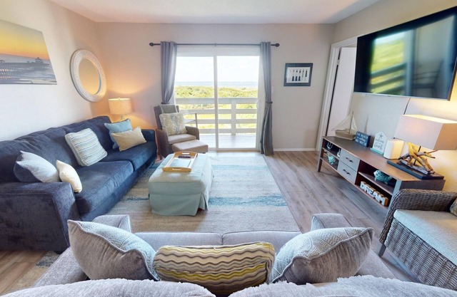 Cozy Vibes & Stunning Views + Community Pool, Beach Access!