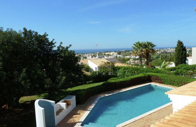 Cozy Villa in Albufeira with Swimming Pool