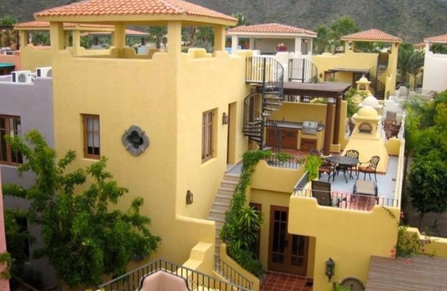 Cozy Villa near beach & pools