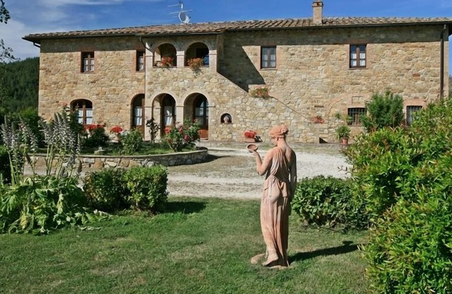 Cozy Villa (up to 36 pax) 13 Bedrooms/12 Bathrooms in Tuscany