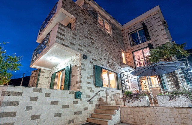 Cozy villa with a pool and sea views, 5 minutes from the beach