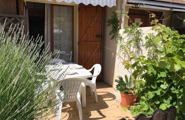 Cozy Villa with Mezzanine, Terrace, and Private Parking Near Beach and Shops