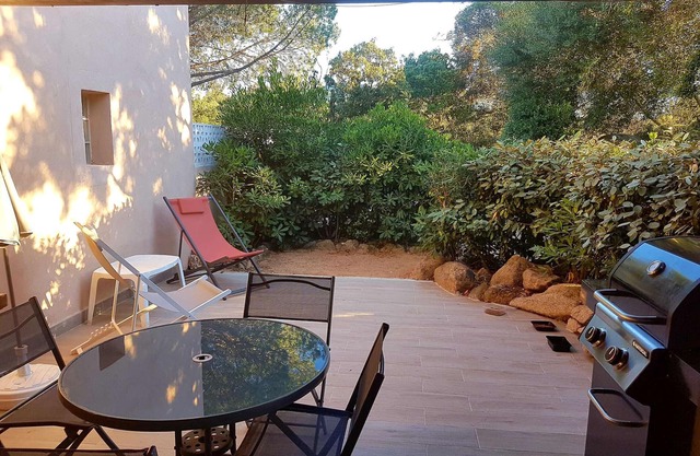 Cozy Villa with Terrace, 200m from Santa-Giulia Beach, A/C, Private Parking