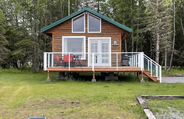 Cozy Waterfront Central 