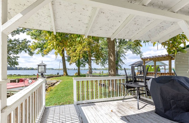 Cozy Waterfront Cottage on Indian Lake with Boat Slip