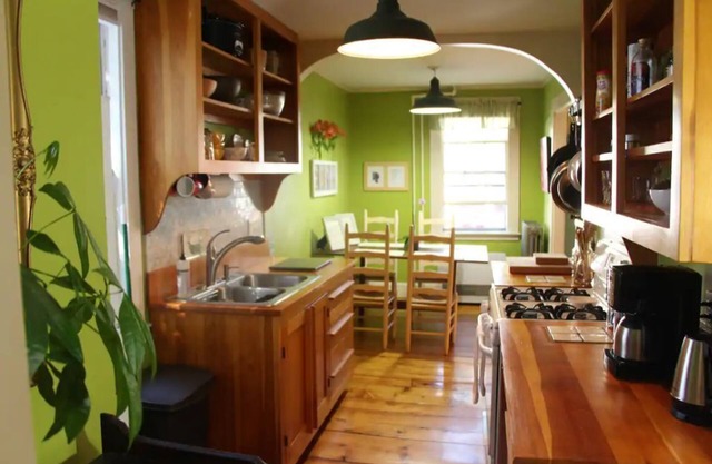 Cozy West End apartment minutes from the Old Port