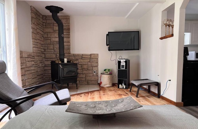Cozy Whole Home, Pet Friendly, & Central to Lake Simcoe, Rama & Horseshoe Valley