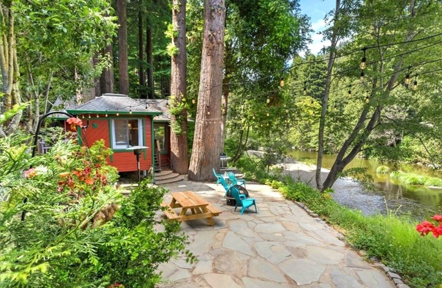 CozyCreekCabin~Comfy & Enchanted Creekside Cabin!Ocean&Wineries/WiFi/Pup/HtTb