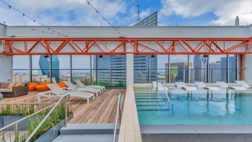 CozySuites TWO Stunning Condo with SKY POOL
