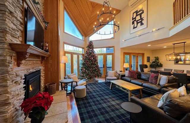CR1 Top Rated Ski-In Ski-Out Townhome Great views fireplaces fast wifi AC - Short walk to slopes