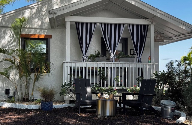 Cracker Cow Cottages B, Downtown Ft. Myers: Walk to Best Eats and Shops!