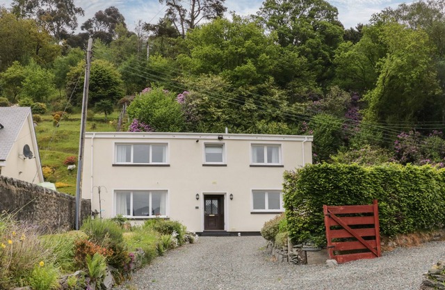 CRAIGEND COACH HOUSE, pet friendly, with a garden in Dunoon