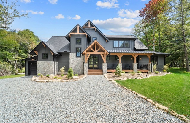 Creek Crossing at Eagles Nest: hot tub, firepit, game room