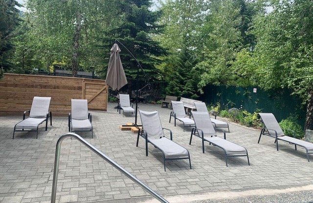 Creekside Mountain View Studio!Patio + BBQ,Pool,Parking & Walk to Shops and Lakes!