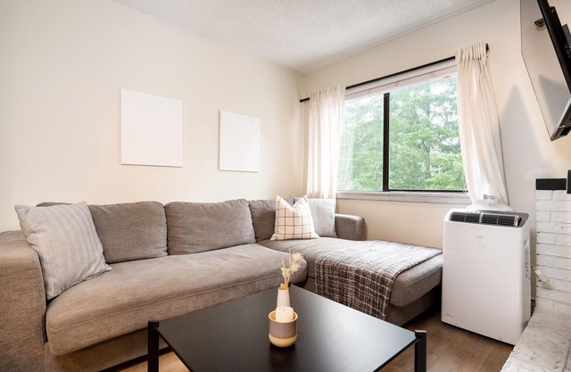 *Creekside Oasis* 4 Bed w Pool & Hottub