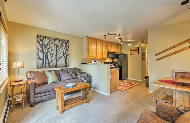 Creekside/Walk to Town Dog Friendly 1BR!
