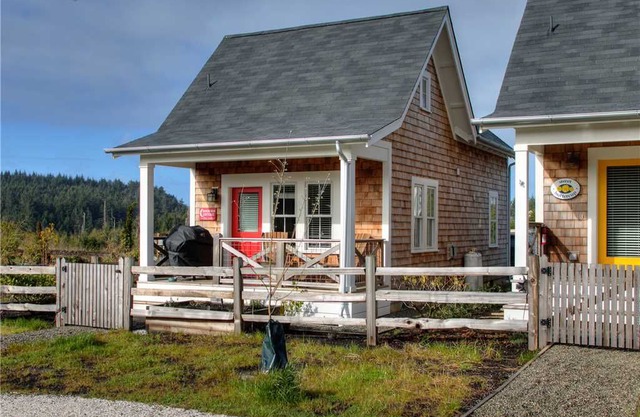 Crescent Moon Cottage: 2 BR / 1 BA seabrook in Pacific Beach, Sleeps 6