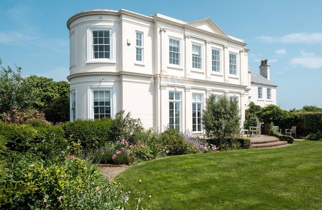 Crespigny House - sleeps 8 guests in 4 bedrooms
