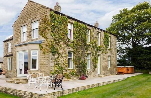 CRINGLES HOUSE, family friendly, luxury holiday cottage in Addingham