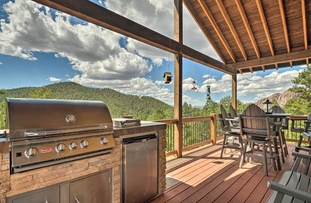 Cripple Creek Mountain Getaway w/Hot Tub & Views!