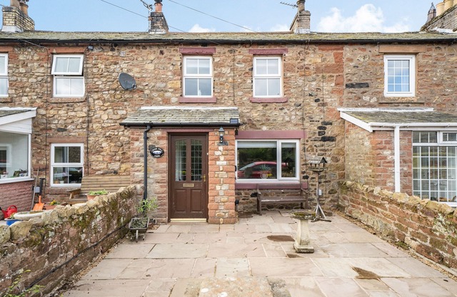 CROSS FELL VIEW, family friendly, character holiday cottage in Knock