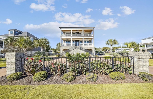 Crown Royal - 7 BR Luxury Home w/Pool, Hot Tub, & Game Room
