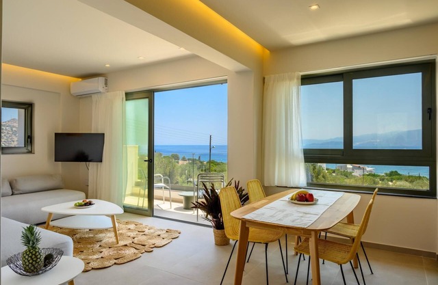 Crown Suite w Shared Pool by Roots Suites