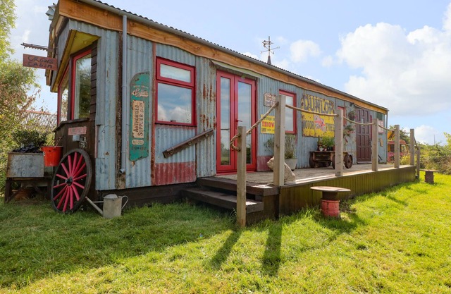 CROWS CABIN, pet friendly, character holiday cottage in Gloucester