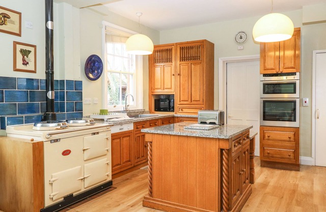CROYLANDS, pet friendly, character holiday cottage in North Walsham
