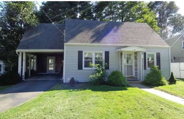 Crystal City Family Home - Comfort and Convenience