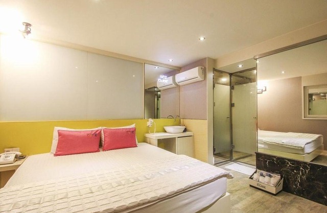 Cube Hotel