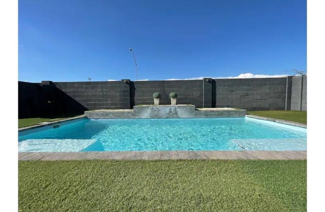Cubs Stadium in backyard/Heated Pool/Dog Friendly