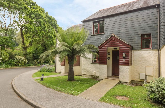 CUCKOO'S COTTAGE, pet friendly in Falmouth
