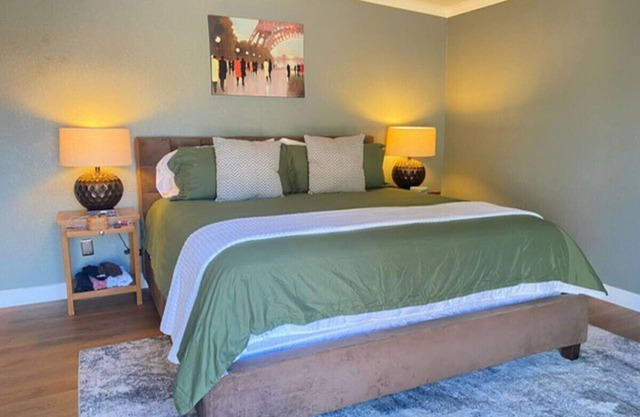 Cul-de-Sac/Fenced with Pool/Quiet/3 BR 2 BA