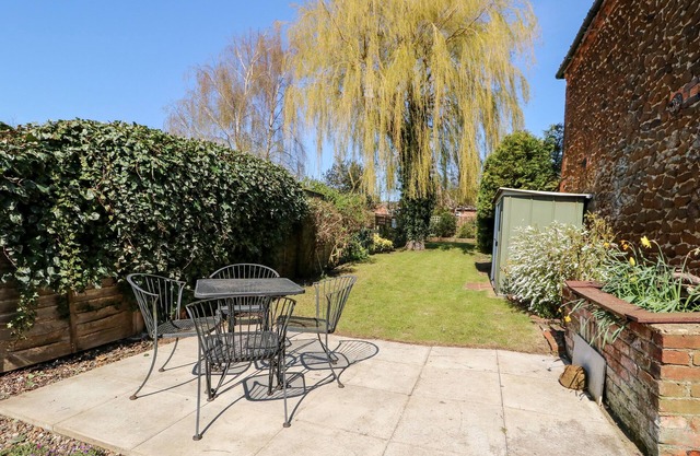CURLEW COTTAGE, family friendly, with a garden in Snettisham