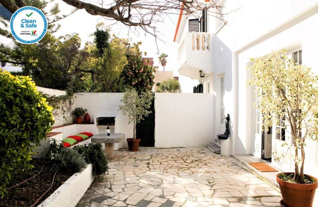 Cushy Apartment with garden in Estoril