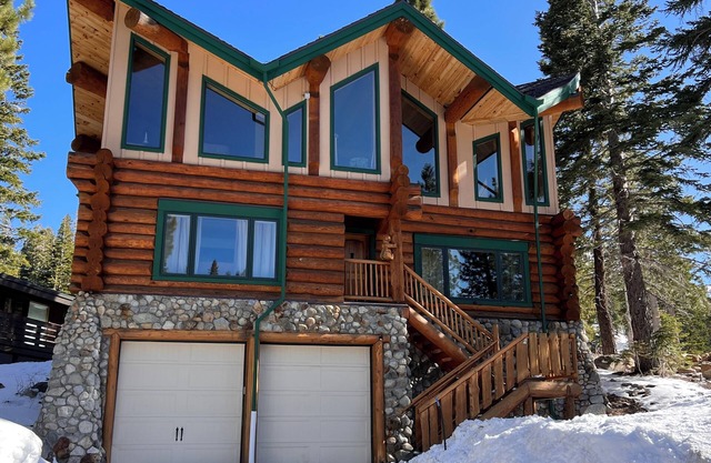Custom 3-Bedroom Log Cabin w/Large Loft in Mammoth Lakes