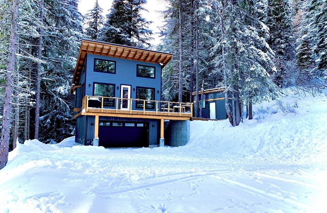Custom Cabin: Great location, Hot Tub, & more!