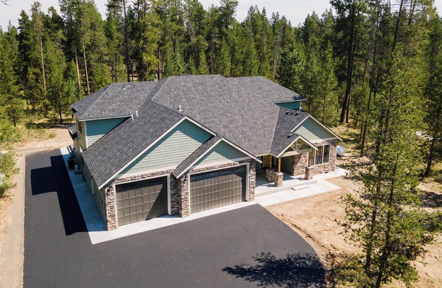 Custom home, 1.17 acres, 5 beds, 5 bath, sleeps 12+, Hot Tub, 80" TV, Pool Table