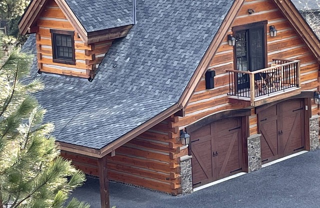 Custom Log Cabin Cabin with a Mountain View- just off Icicle Road~ Walk to Town
