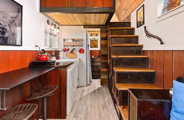 ❤️Custom Tiny w/ Barn Vibes, Pet Friendly, Firepit, Next to PDX's Best Eat