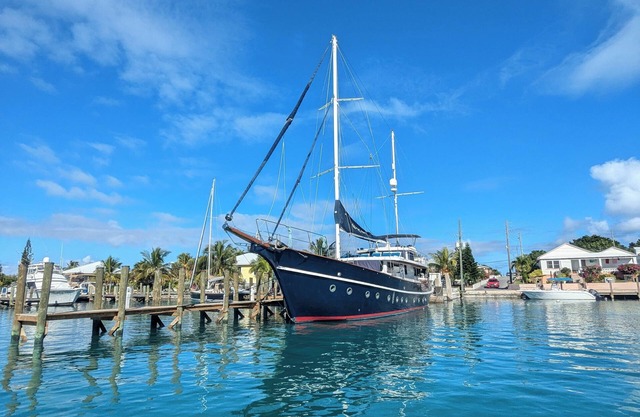 Custom Yacht -Includes, Breakfast, Chef, WIFI, A/C, docked in private marina.