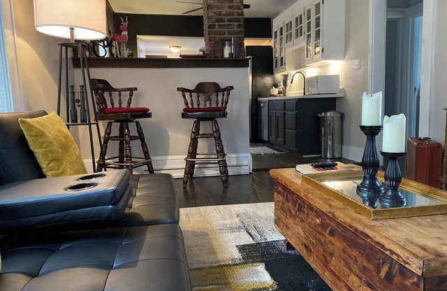 Cute and Charming 2-bedroom home Self check-in close to DownTown