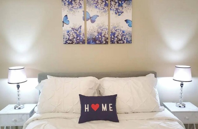 Cute and Cozy. Entire place. 2 rooms 2 bathrooms.