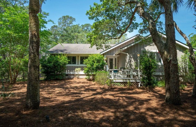 Cute Beach Cottage Sleeps 7! Pet Friendly! Amenity Cards Available!