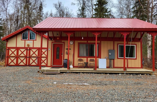 CUTE CABIN 10 MINUTES FROM TOWN AND FISHING