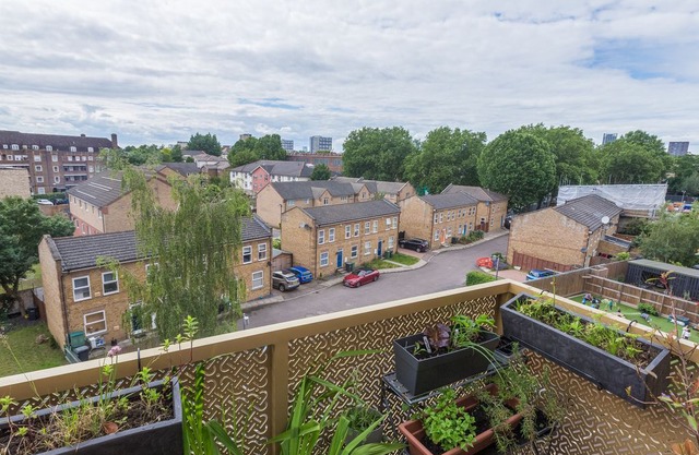 Cute & Colourful 2Bed w/Patio in Surrey Quays