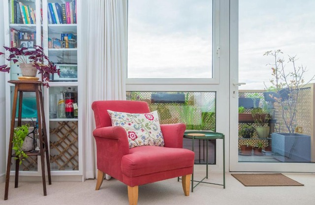 Cute & Colourful 2Bed w/Patio in Surrey Quays